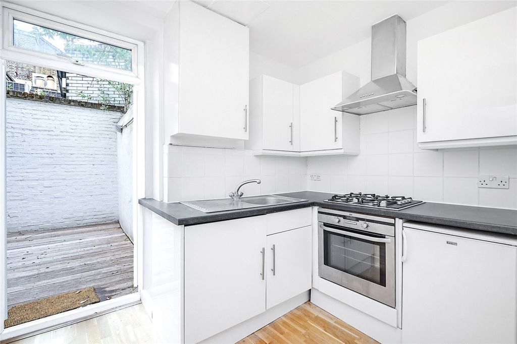 Property photo 2 of 11 Berwick Street