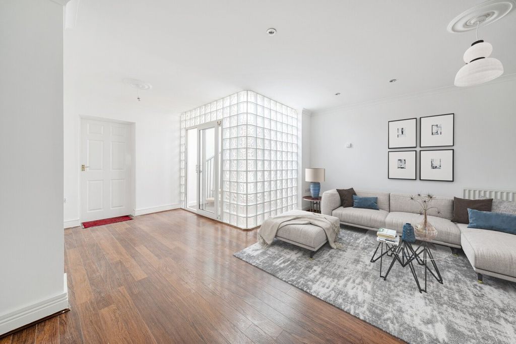 Property photo 2 of 17 Picture No. 23