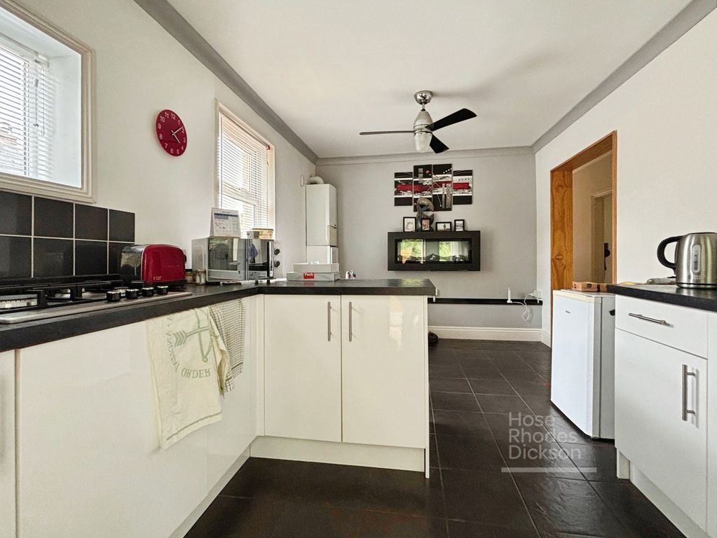 Property photo 3 of 15 Kitchen