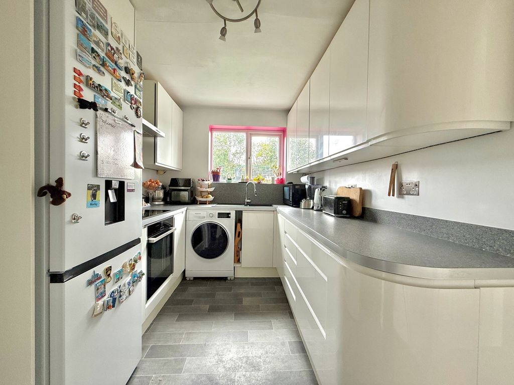 Property photo 3 of 17 Kitchen