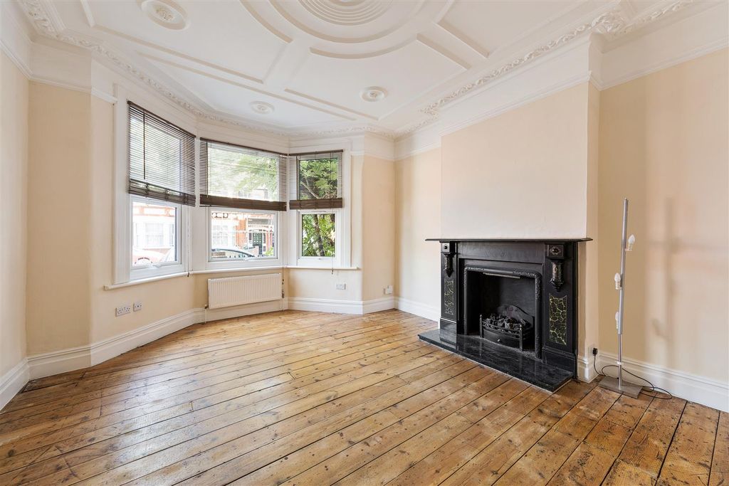 Property photo 2 of 27 Hale End Road, E4