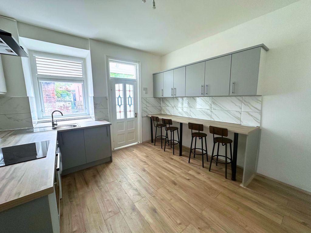 Property photo 1 of 10 Union Road, Ashton-Under-Lyne, Lancashire, Ol6 9Le