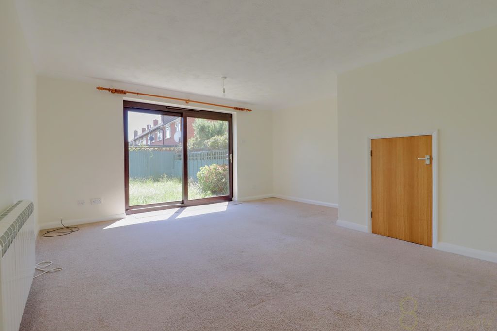 Property photo 1 of 11 Living Room