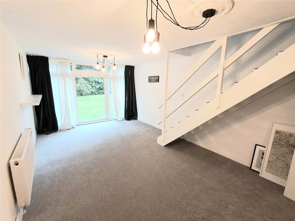 Property photo 2 of 16 Lounge
