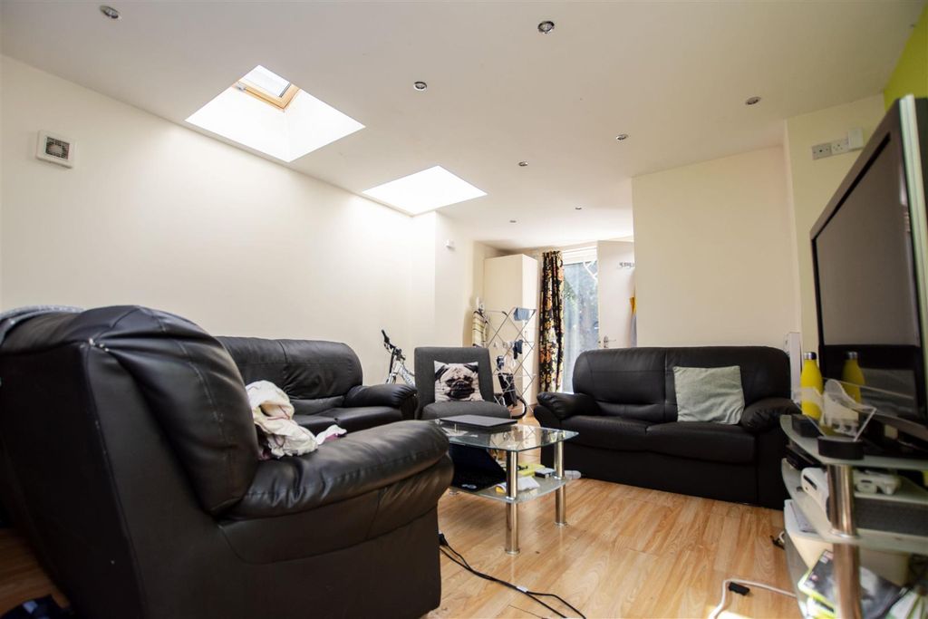 Property photo 3 of 14 Approach