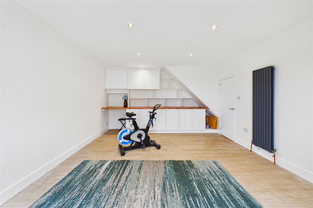 Property photo 3 of 17 Lounge.