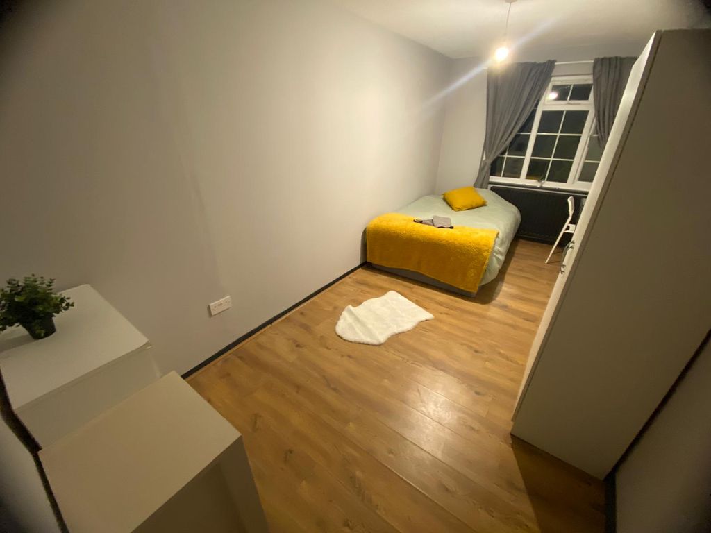 Property photo 1 of 12 Room 1- £790 Available 28/10/2026
