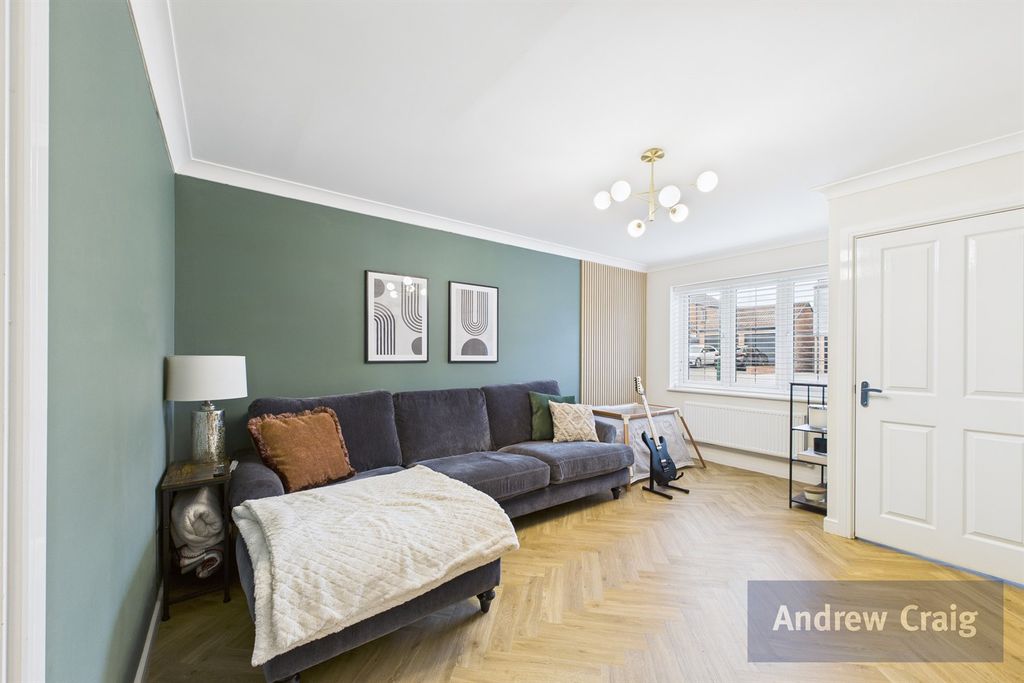 Property photo 2 of 17 Lounge