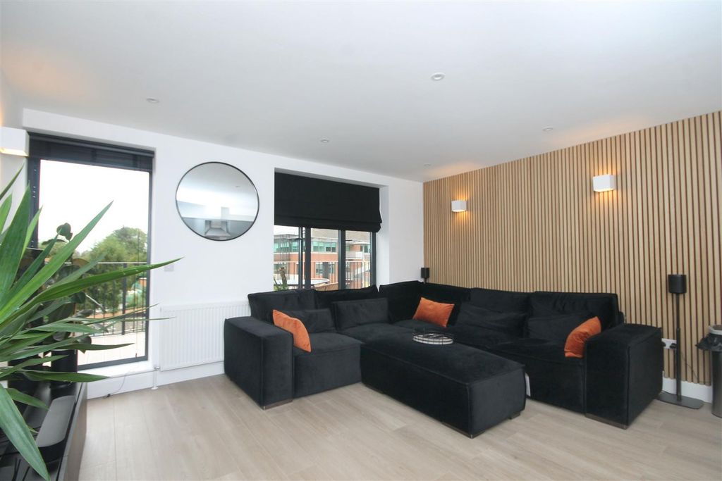 Property photo 2 of 8 Lounge.Jpg