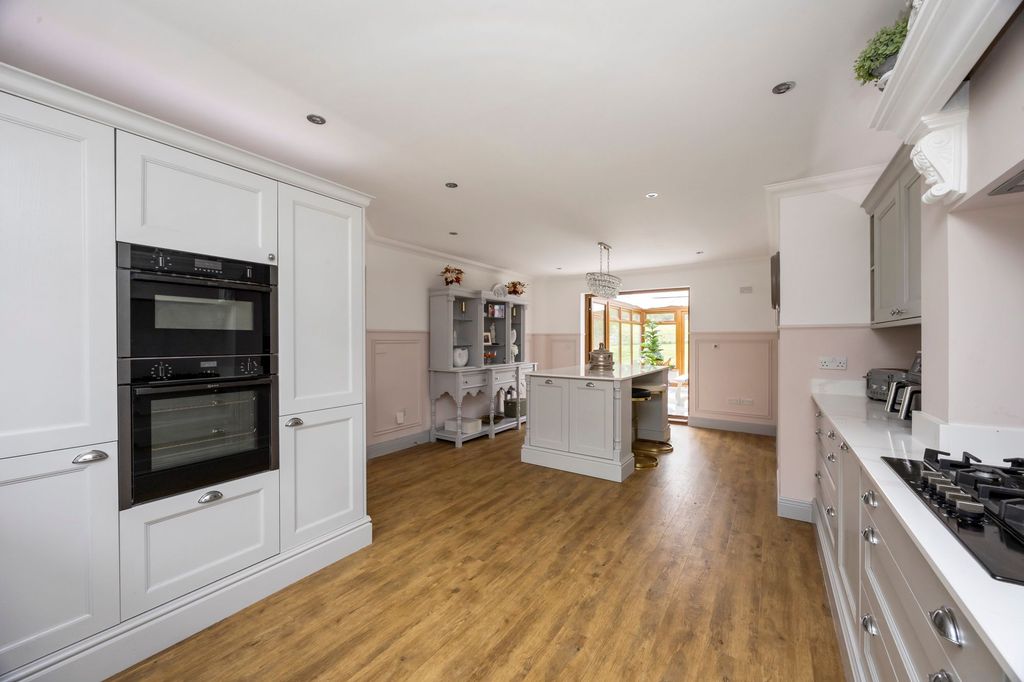 Property photo 3 of 44