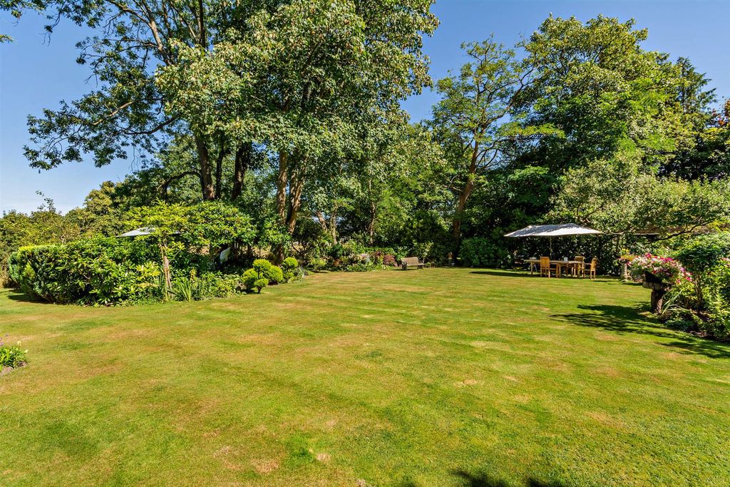 Property photo 3 of 31 Communal Gardens 1.Jpg