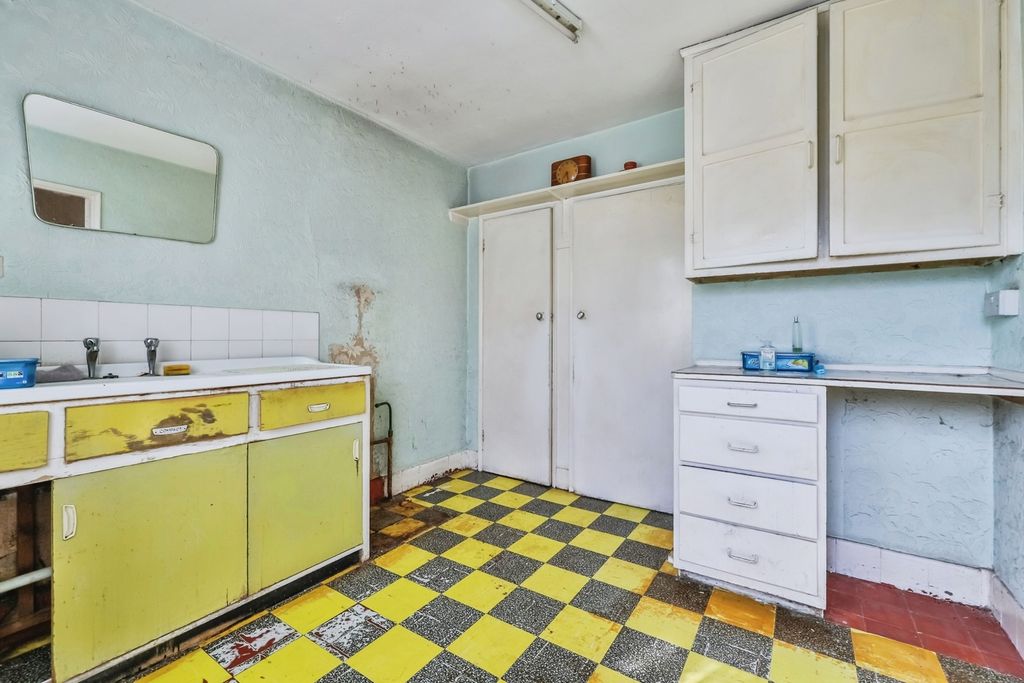 Property photo 3 of 14 Kitchen