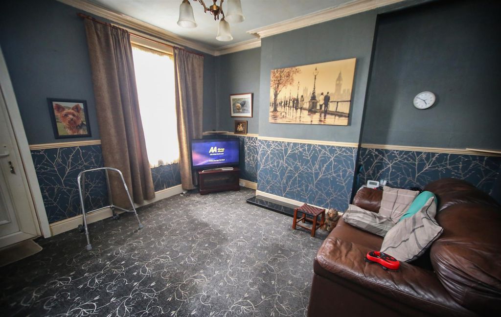 Property photo 2 of 10 Front Facing Lounge