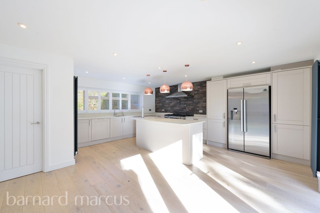 Property photo 3 of 16 Kitchen