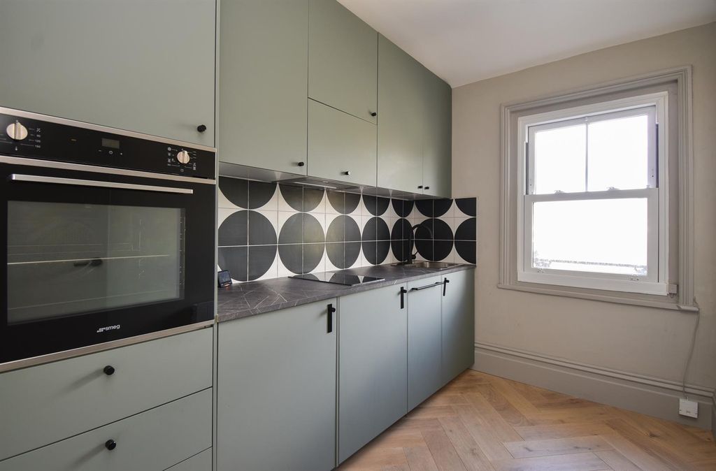 Property photo 2 of 7 Kitchen