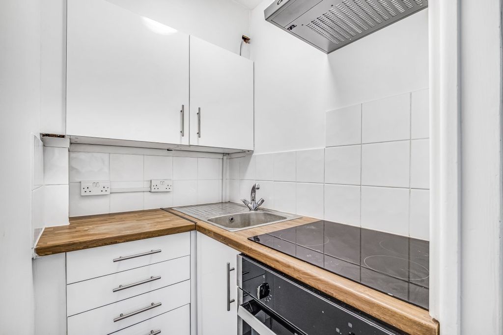 Property photo 2 of 8 Kfh-44_Romney_Court-