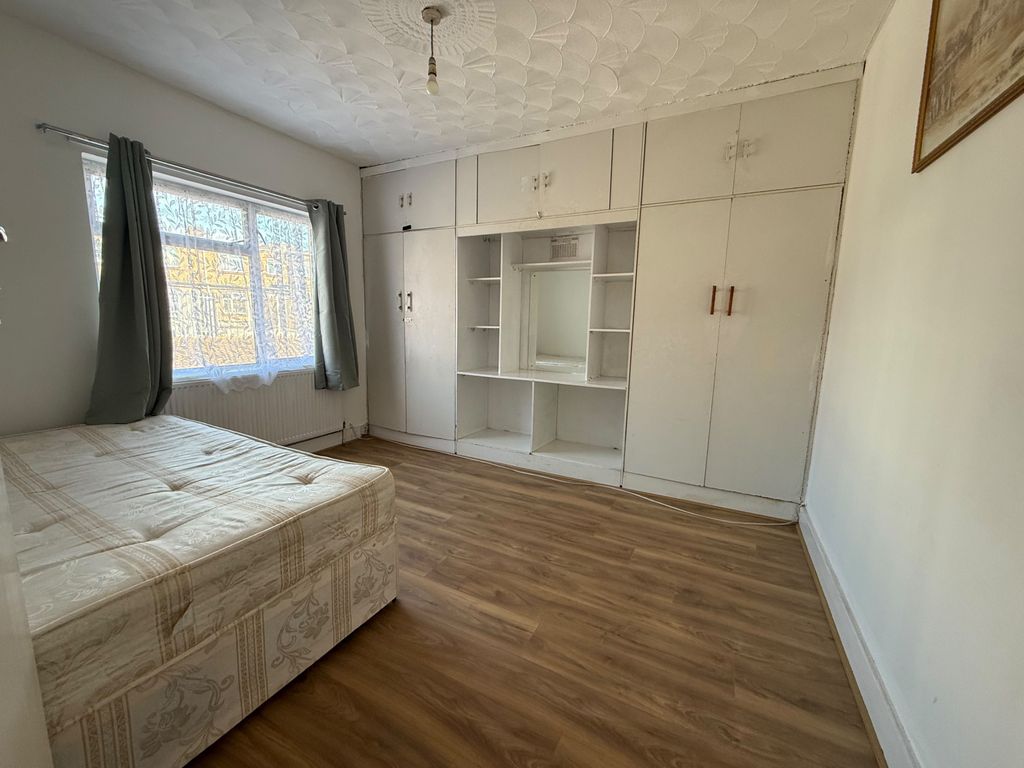 Property photo 1 of 8 1-Bedroom Flat