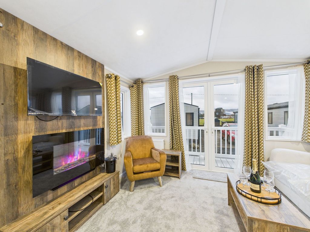 Property photo 3 of 16 Living Room