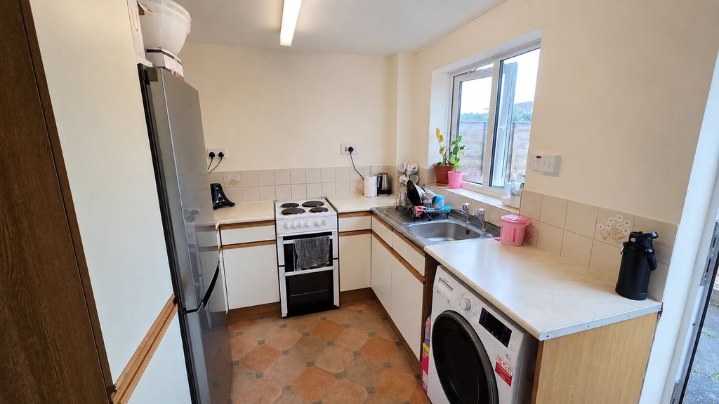 Property photo 3 of 8 Kitchen