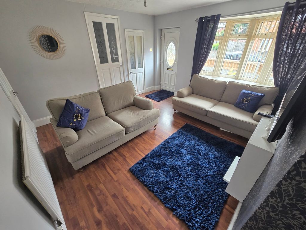 Property photo 3 of 17 Lounge B