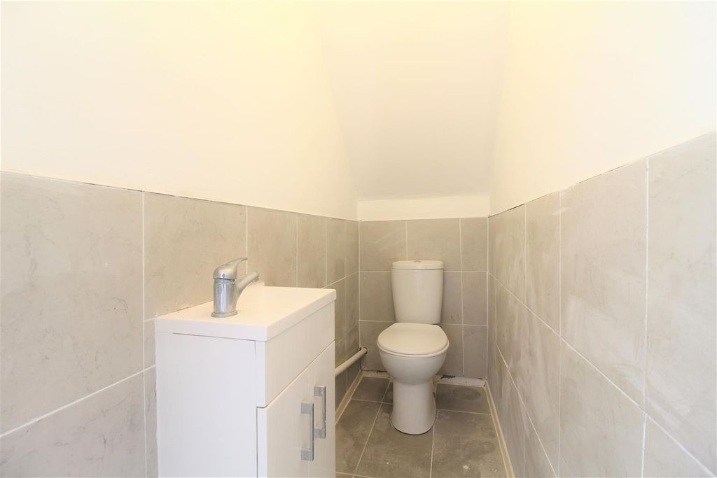 Property photo 3 of 13 10 Upstairs Toilet.Jpg