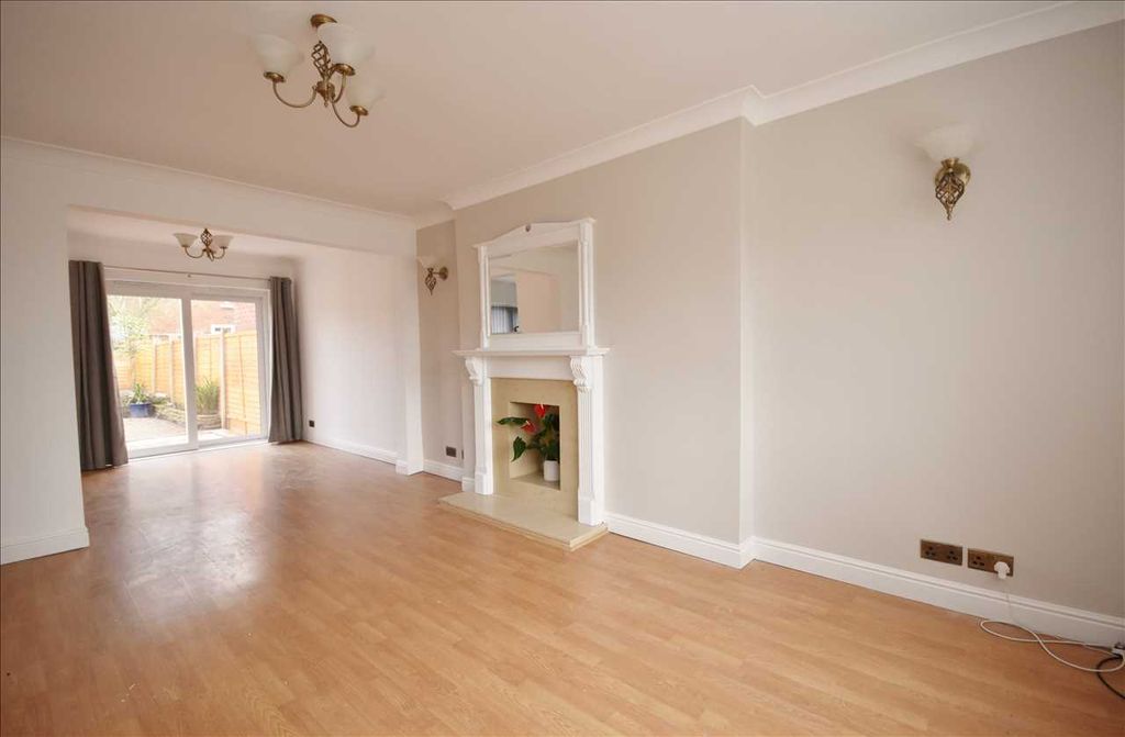 Property photo 3 of 11 Lounge