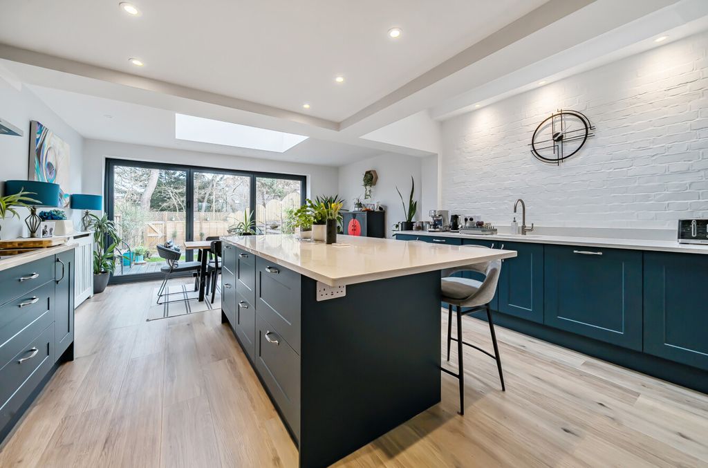 Property photo 3 of 17 1410593-9-698B427...