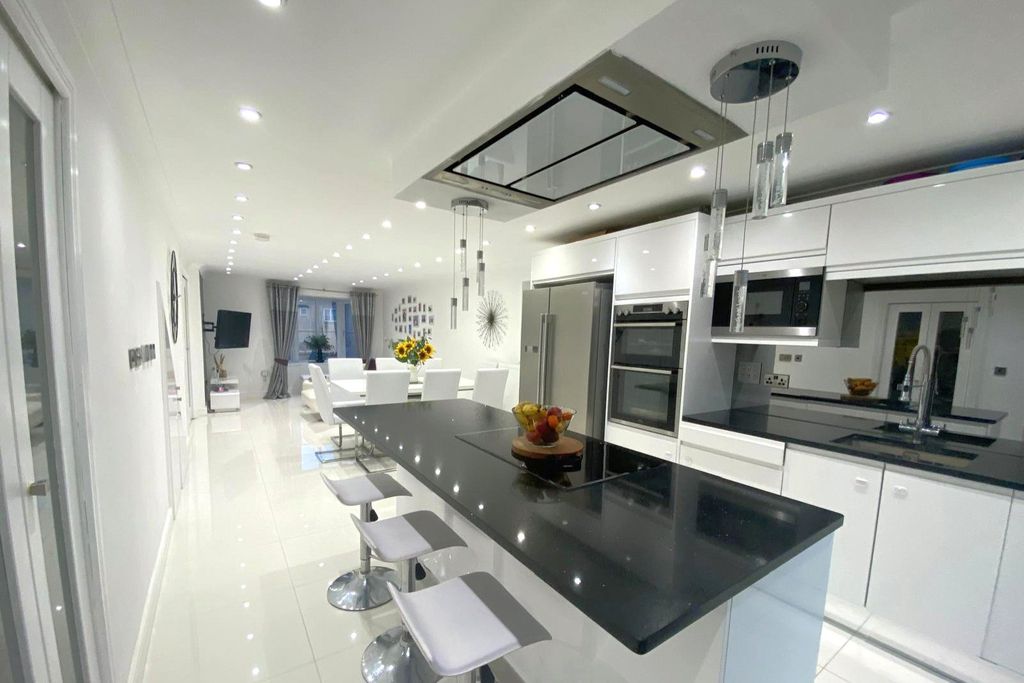 Property photo 2 of 14 Picture No. 32