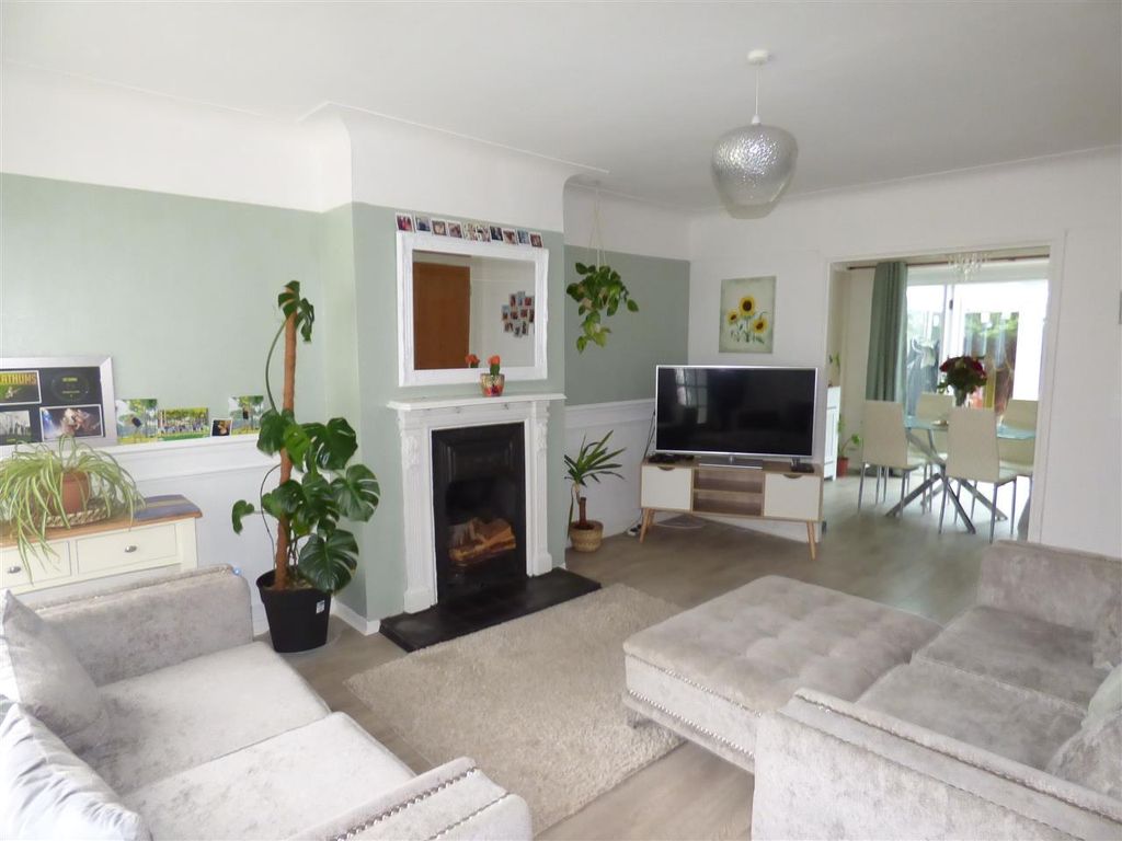 Property photo 2 of 19 Lounge