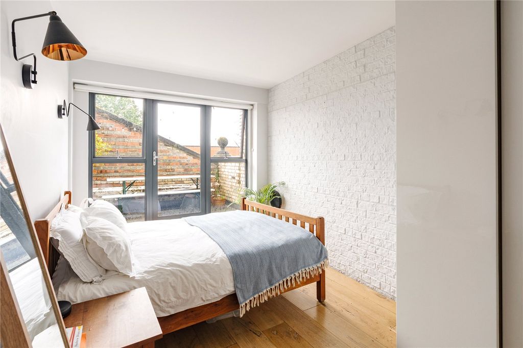 Property photo 3 of 18 Principal Bedroon
