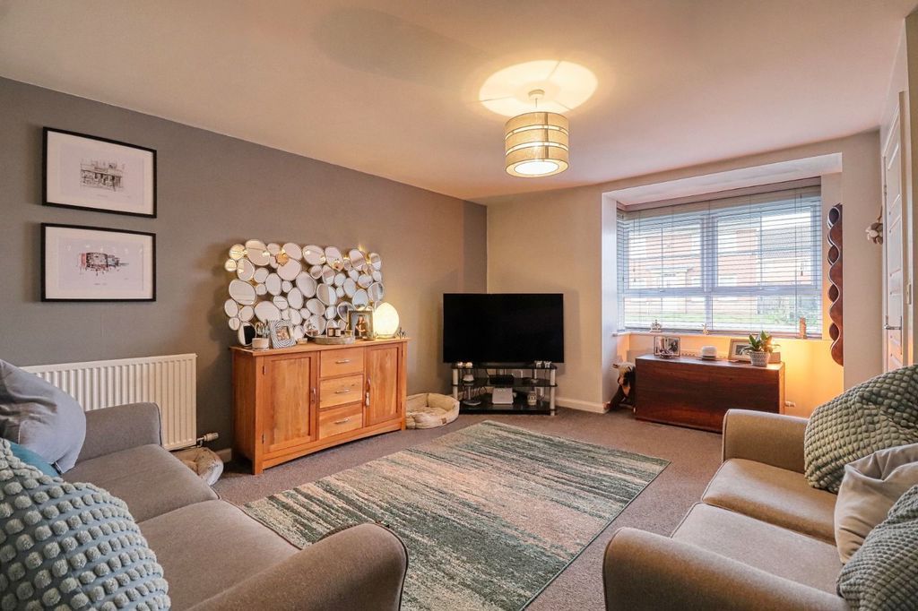 Property photo 2 of 17 Lounge