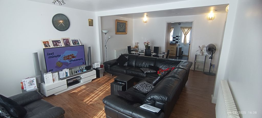 Property photo 2 of 15 Livingroom