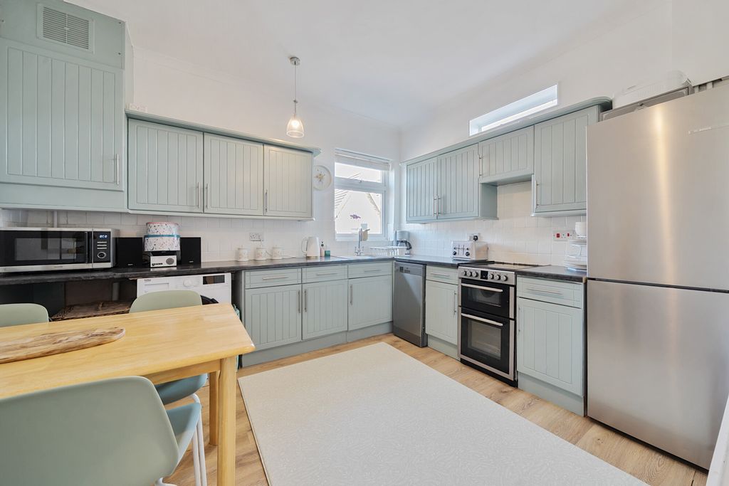 Property photo 3 of 17 Kitchen