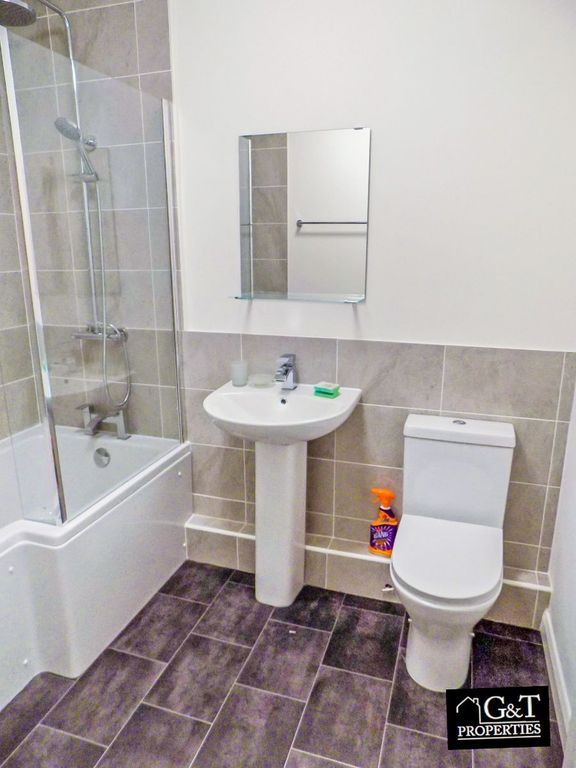 Property photo 2 of 9 Bathroom