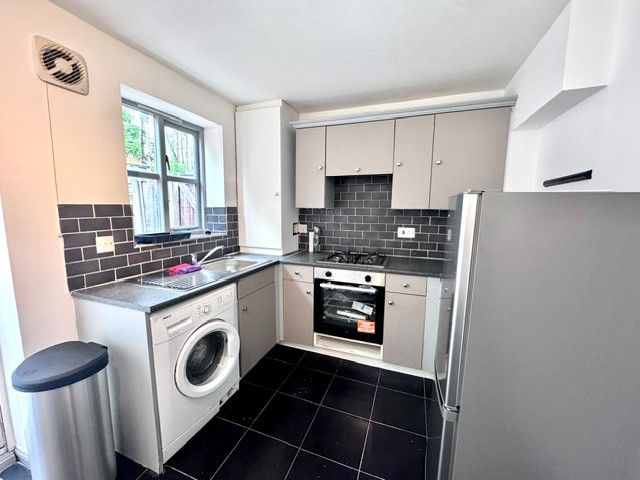 Property photo 3 of 10 Kitchen