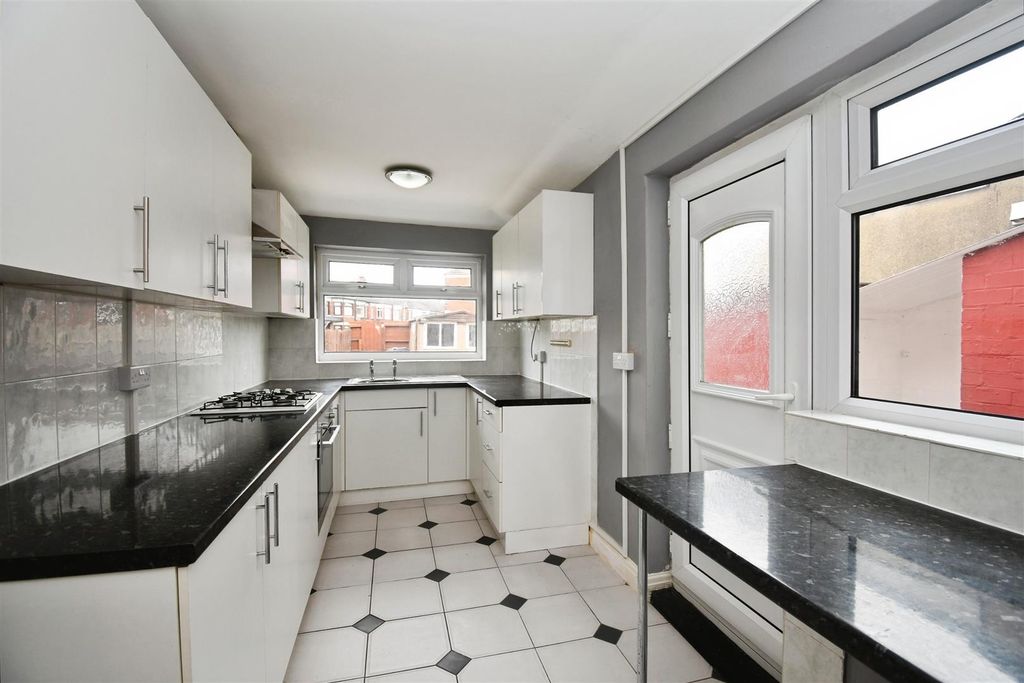 Property photo 3 of 16 Kitchen