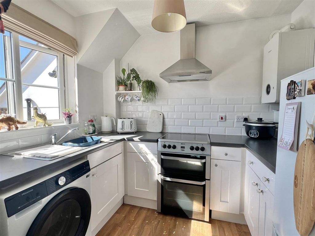 Property photo 3 of 15 Kitchen: