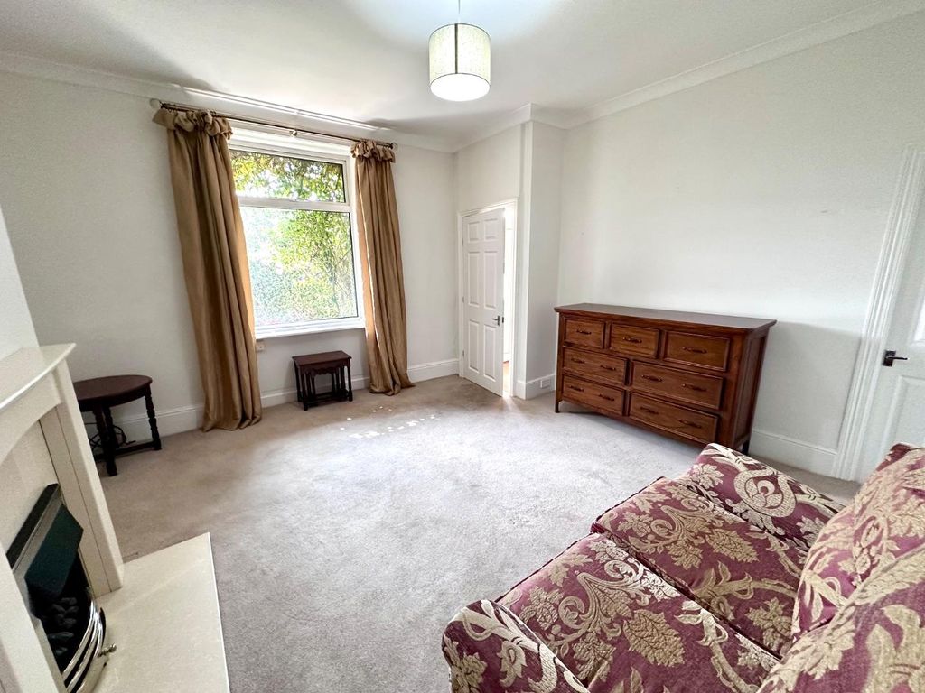 Property photo 3 of 25 Spacious Lounge