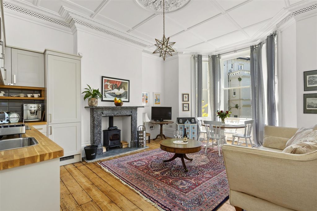 Property photo 1 of 18 Living Room