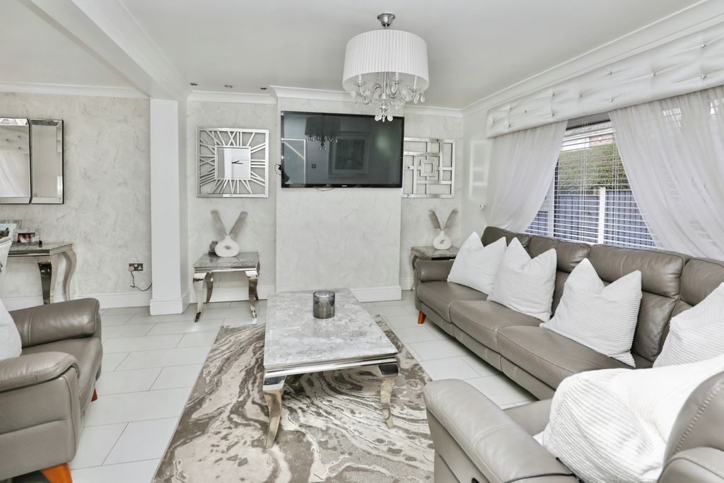 Property photo 2 of 15 Lounge