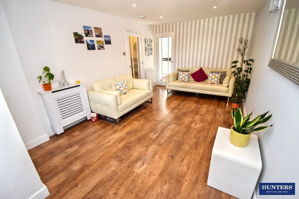 Property photo 2 of 17 Lounge
