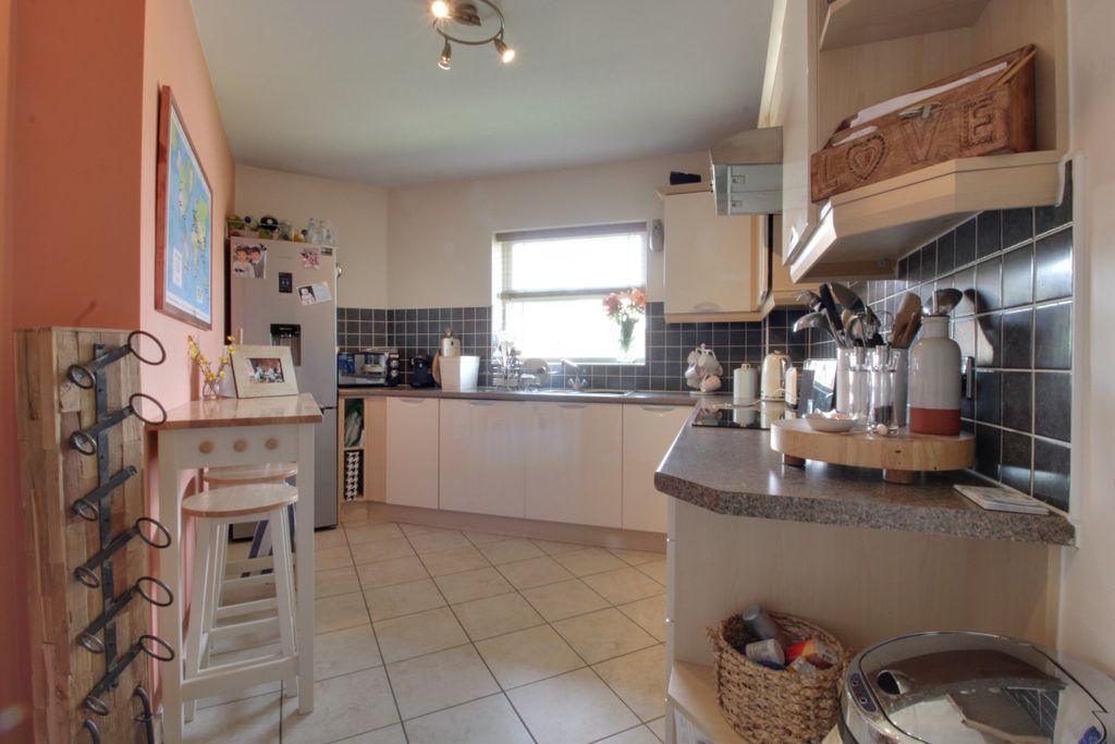 Property photo 3 of 9 31 Tudor Kitchen Pic