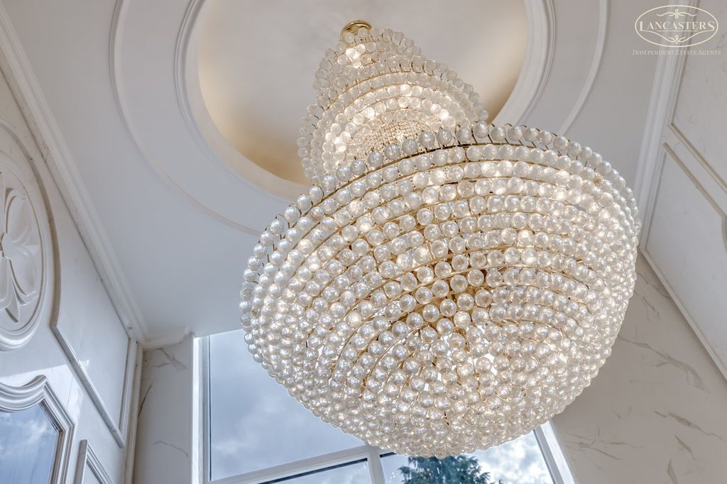 Property photo 2 of 42 Chandelier
