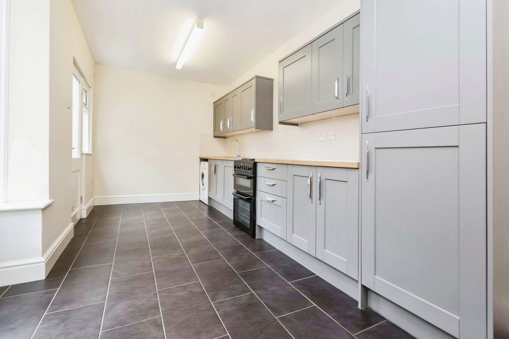 Property photo 3 of 17 Kitchen