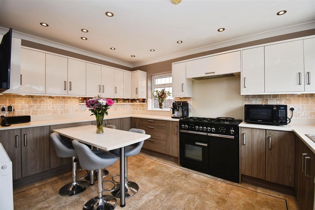 Property photo 2 of 29 Kitchen
