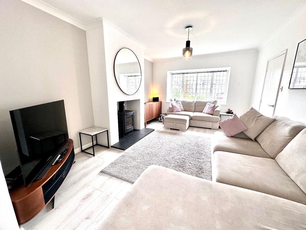 Property photo 2 of 25 Spacious Lounge