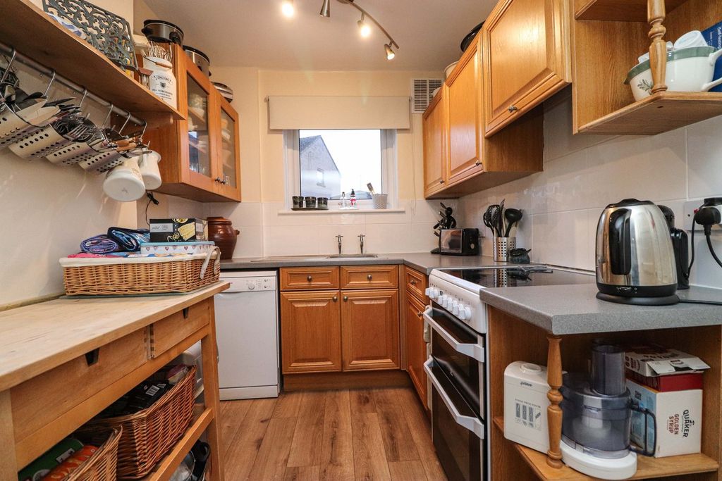 Property photo 3 of 18 Kitchen