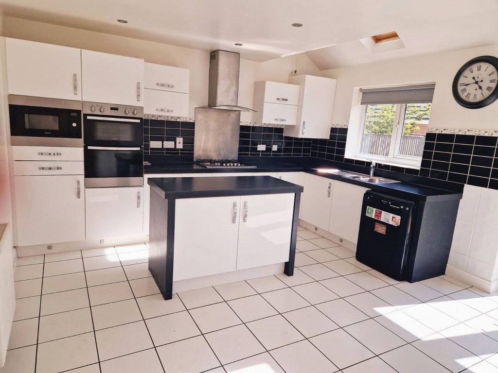 Property photo 2 of 17 Kitchen