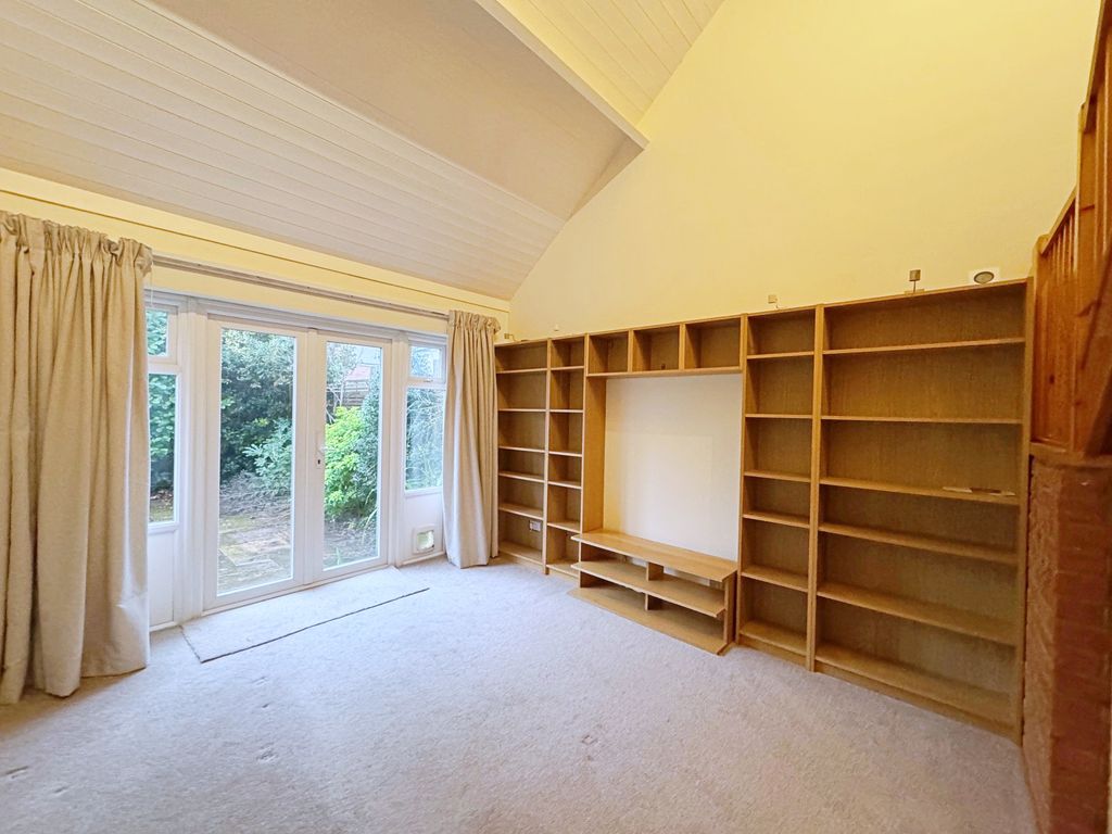 Property photo 2 of 11 Lounge