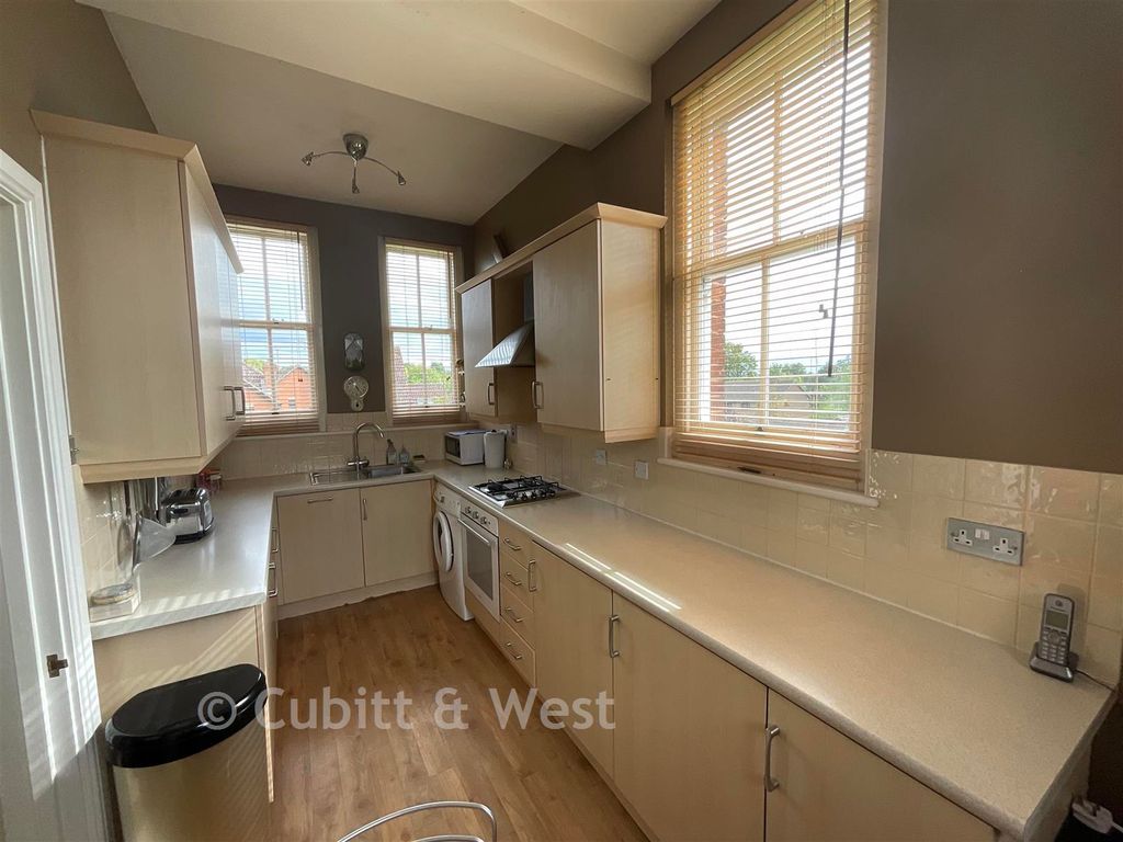 Property photo 3 of 10 Kitchen